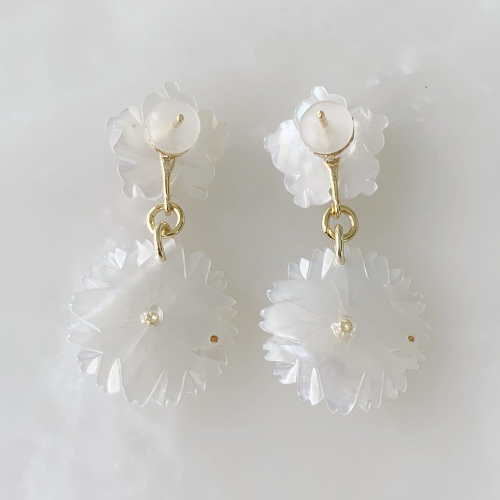 Aretes Colgantes de Flor en Madre Perla y Plata Dorada  05-AR-L26A00