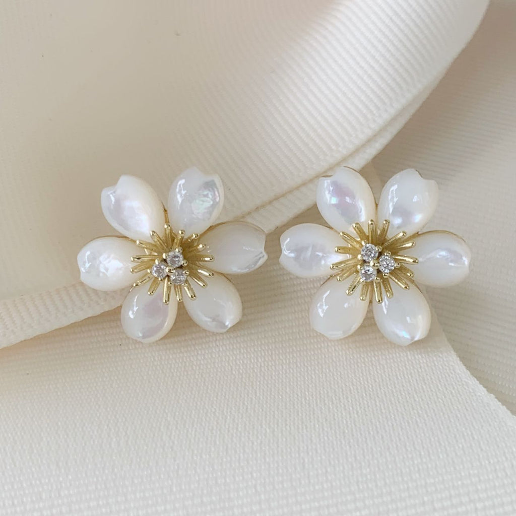 Aretes de Flor en Madre Perla y Plata Dorada  11-AR-L27A00