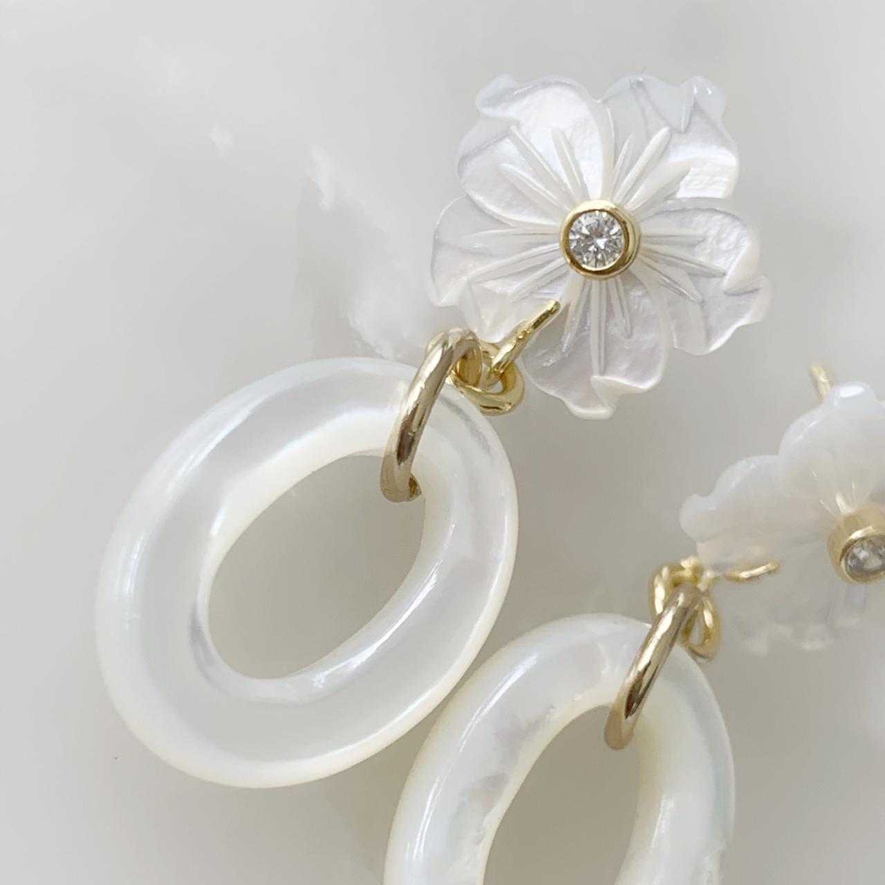 Aretes Colgantes de Flor en Madre Perla y Plata Dorada  06-AR-L24A00