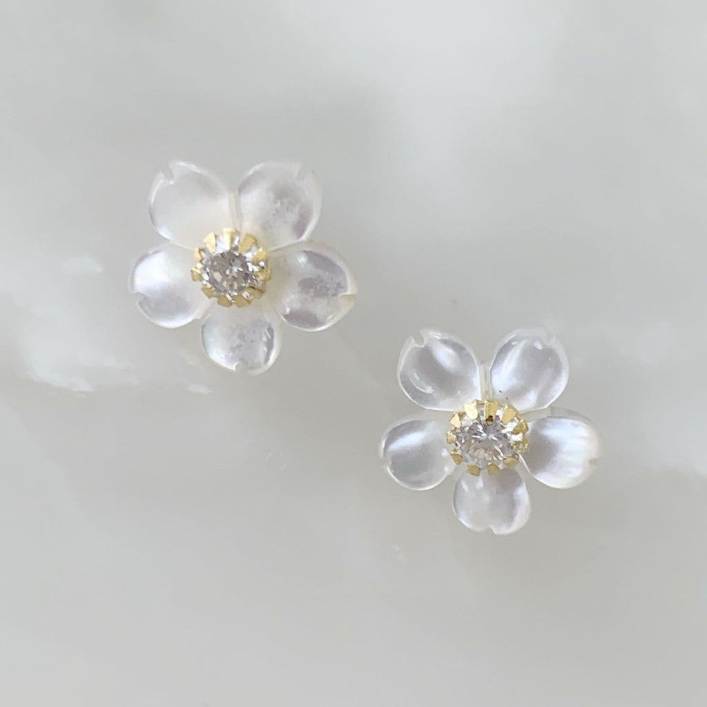 Aretes de Flor en Madre Perla y Plata Dorada 13-AR-L6A00