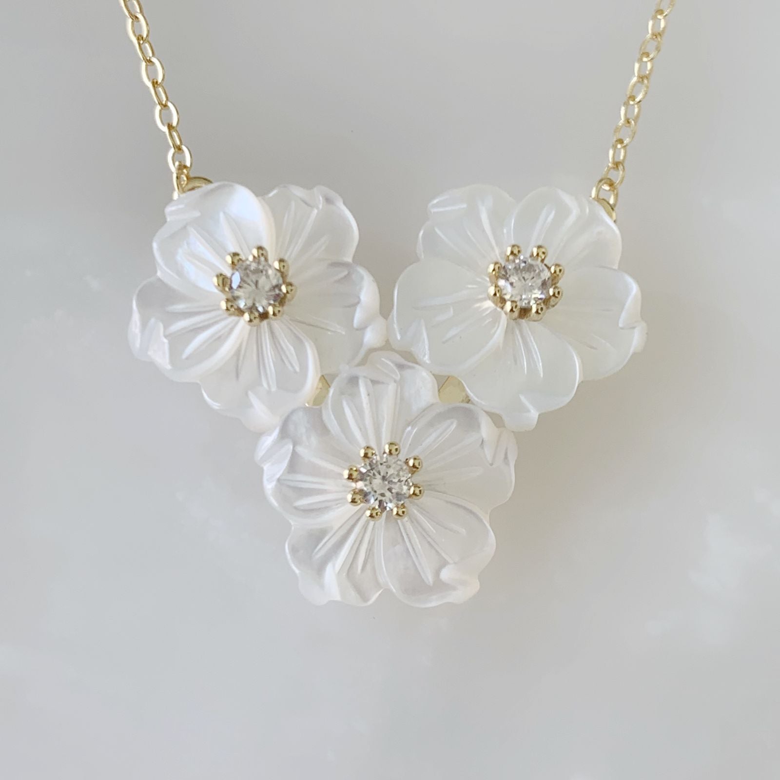Cadena con Dije de Flores en Madre Perla y Plata Dorada  20-PCE-L15A00
