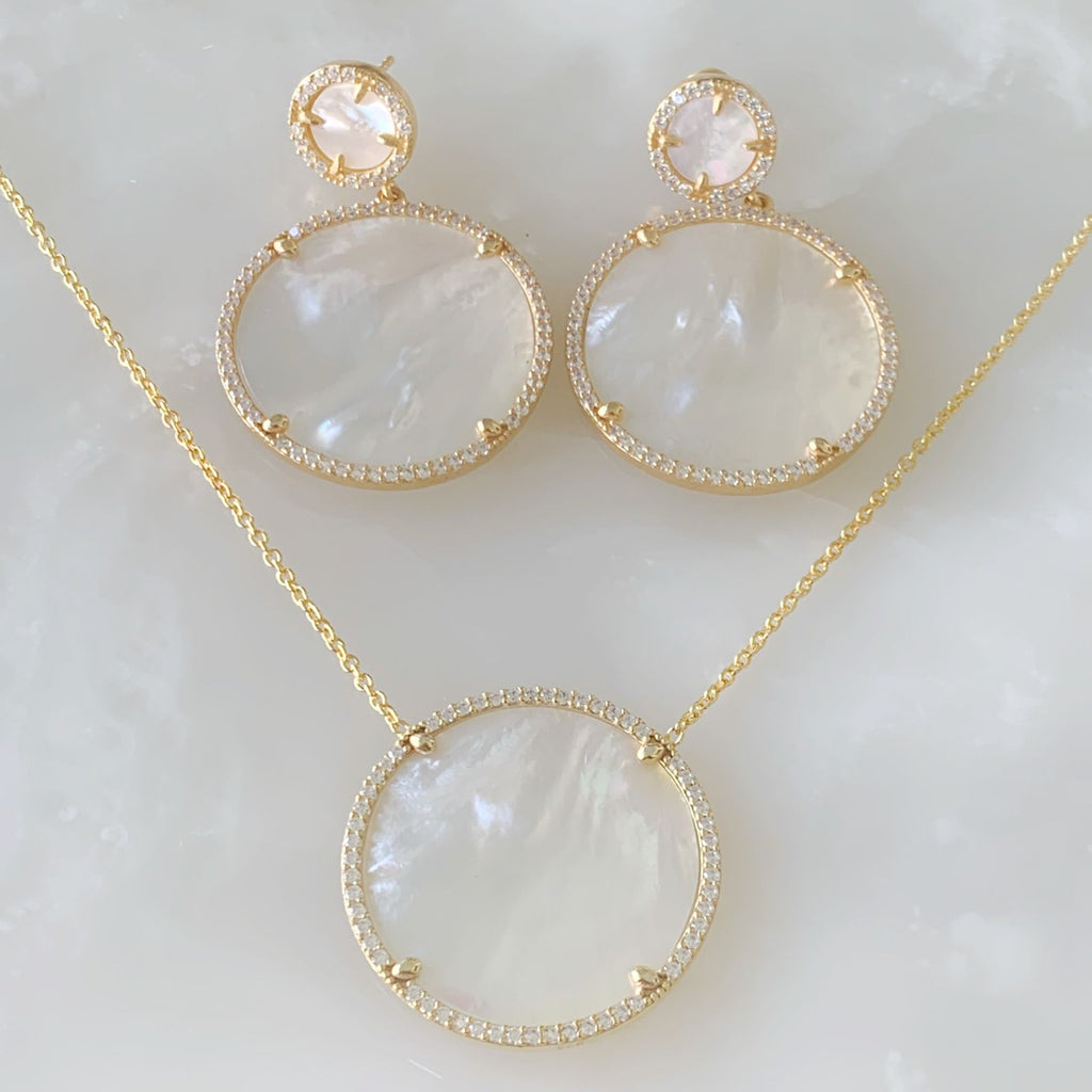 Juego de Cadena Dije y Aretes en Madre Perla con Plata Dorada 27-CD-AR-L19-L35