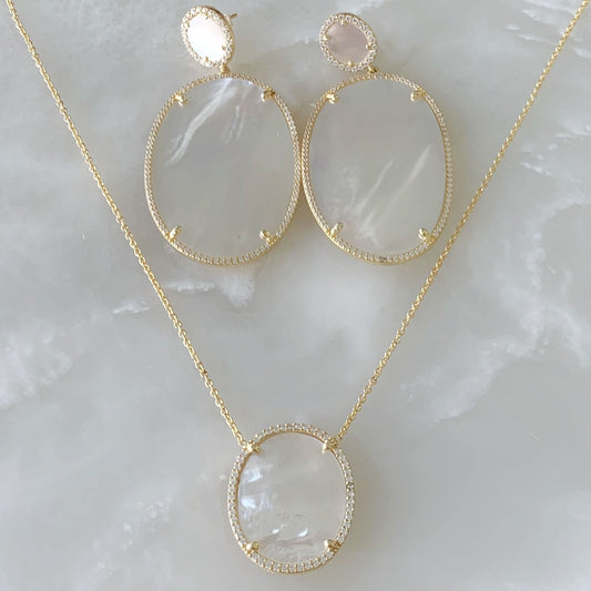 Juego de Cadena Dije y Aretes Ovalado en Madre Perla con Plata Dorada 26-CD-AR-L17-L51
