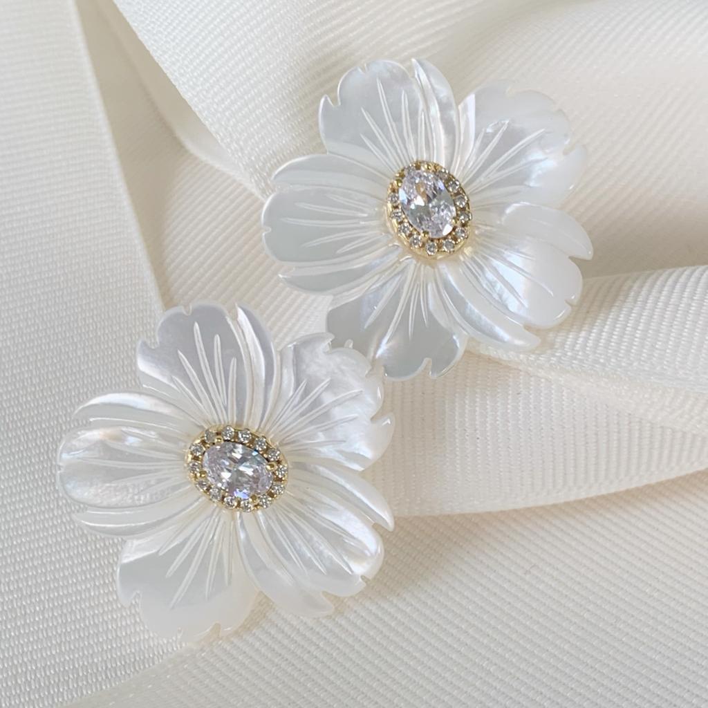 Aretes de Flor en Madre Perla y Plata Dorada  01-AR-L21A50