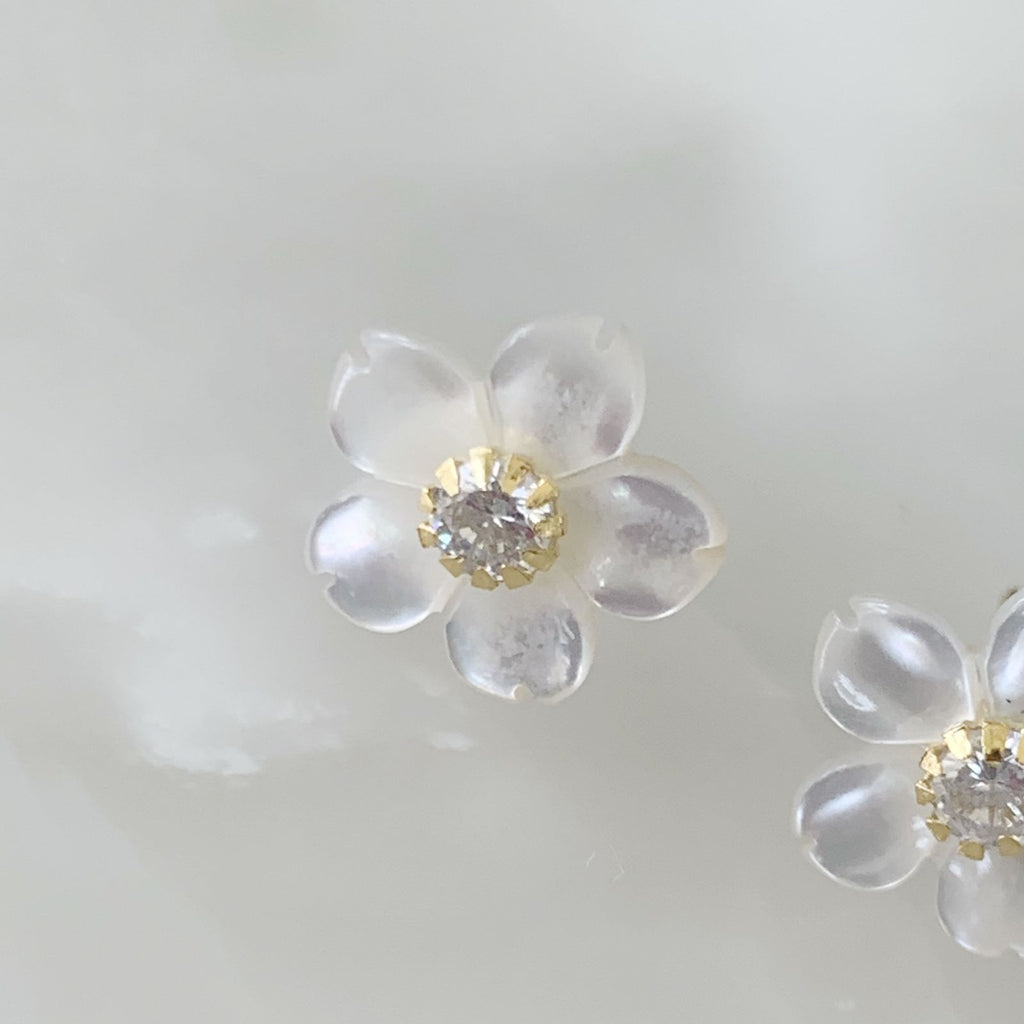 Aretes de Flor en Madre Perla y Plata Dorada 13-AR-L6A00