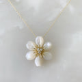 Cadena con Dije de Flor en Madre Perla y Plata Dorada  19-PCE-L29A00