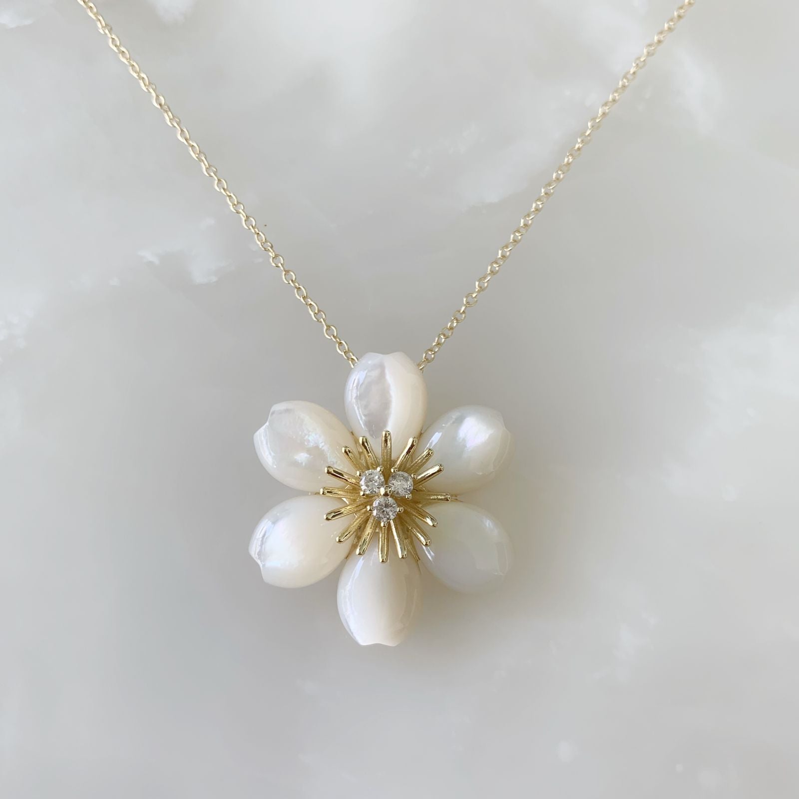 Cadena con Dije de Flor en Madre Perla y Plata Dorada  19-PCE-L29A00