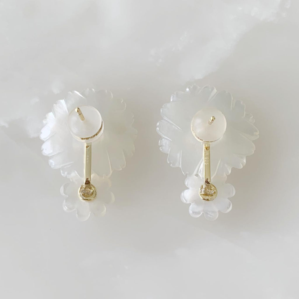 Aretes Colgantes de Flor en Madre Perla y Plata Dorada  04-AR-L22A25