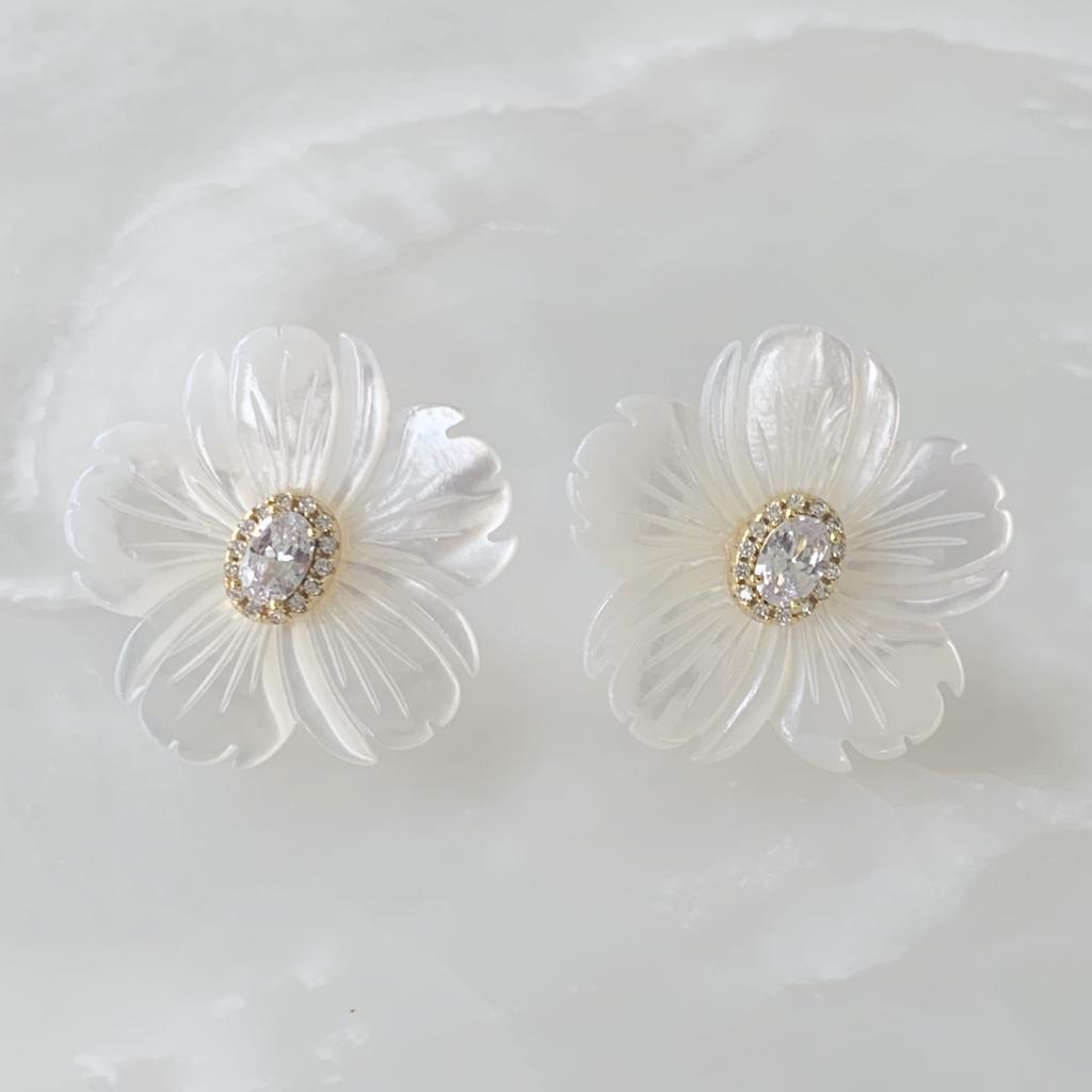 Aretes de Flor en Madre Perla y Plata Dorada  01-AR-L21A50