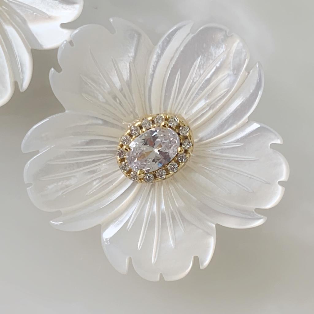 Aretes de Flor en Madre Perla y Plata Dorada  01-AR-L21A50