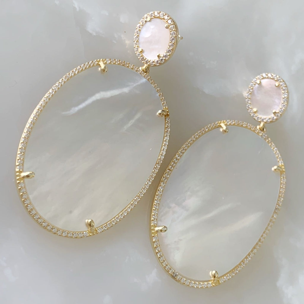 Juego de Cadena Dije y Aretes Ovalado en Madre Perla con Plata Dorada 26-CD-AR-L17-L51