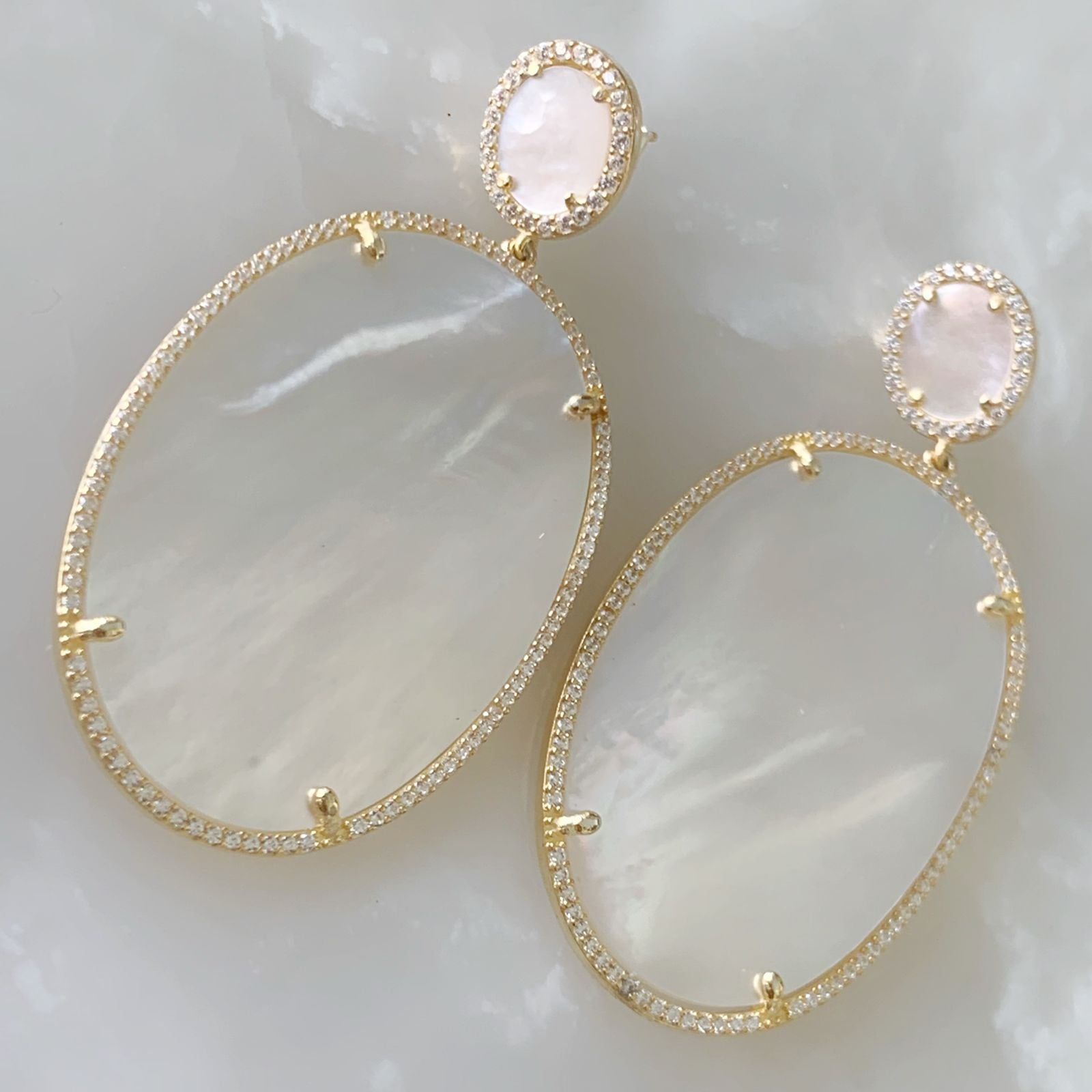 Juego de Cadena Dije y Aretes Ovalado en Madre Perla con Plata Dorada 26-CD-AR-L17-L51
