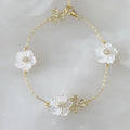 Pulsera con Dije Flores en Madre Perla y Plata Dorada  23-PPE-L15A00