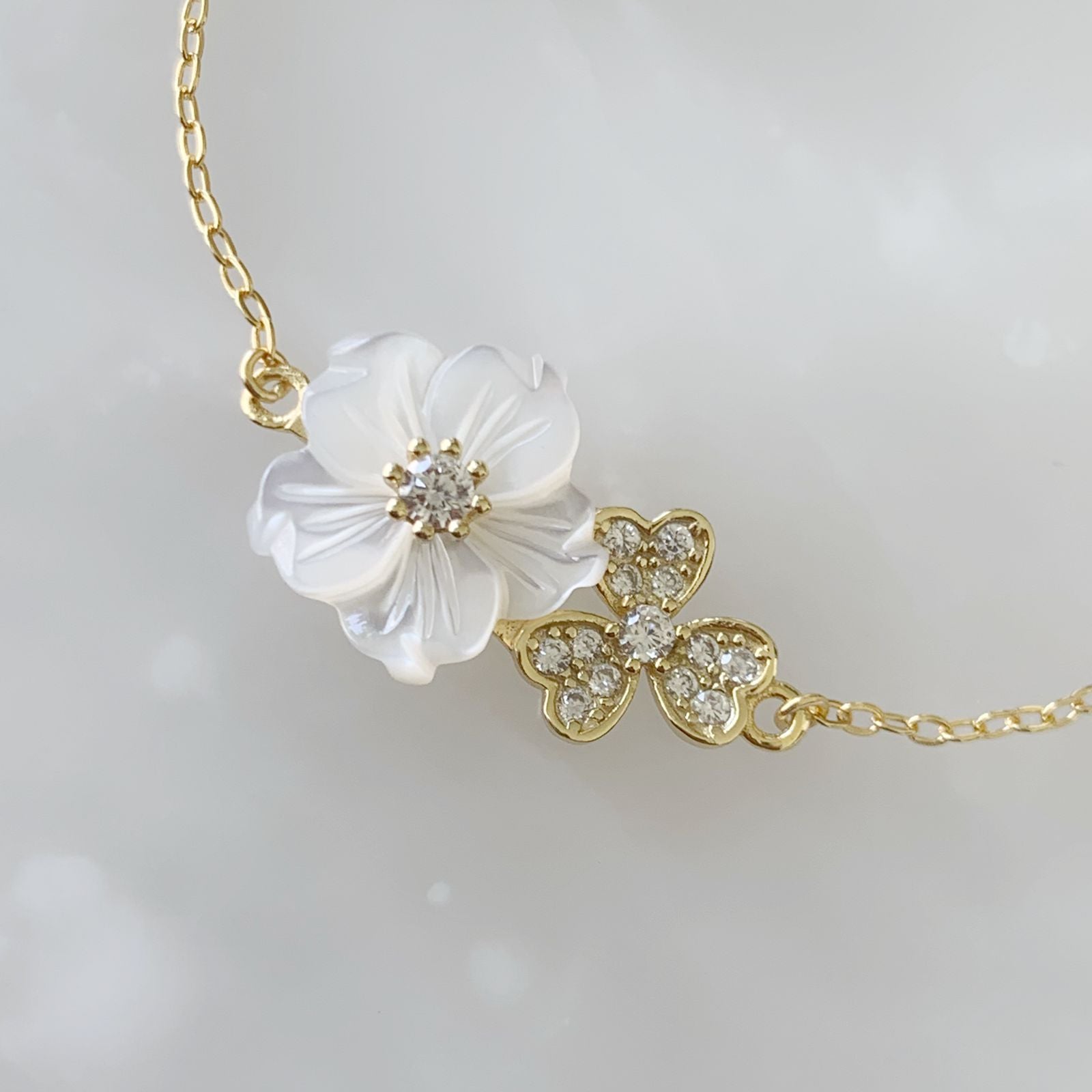 Pulsera con Dije Flores en Madre Perla y Plata Dorada  23-PPE-L15A00