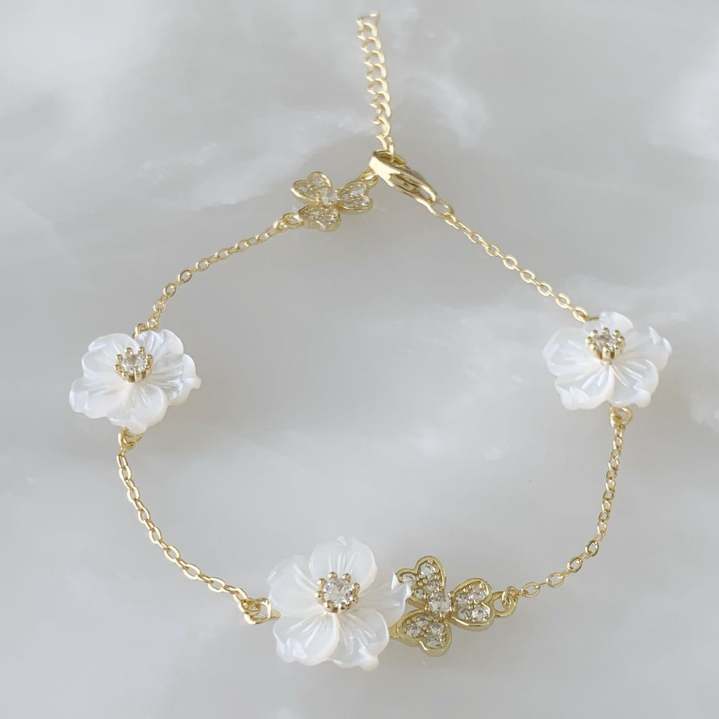 Pulsera con Dije Flores en Madre Perla y Plata Dorada  23-PPE-L15A00