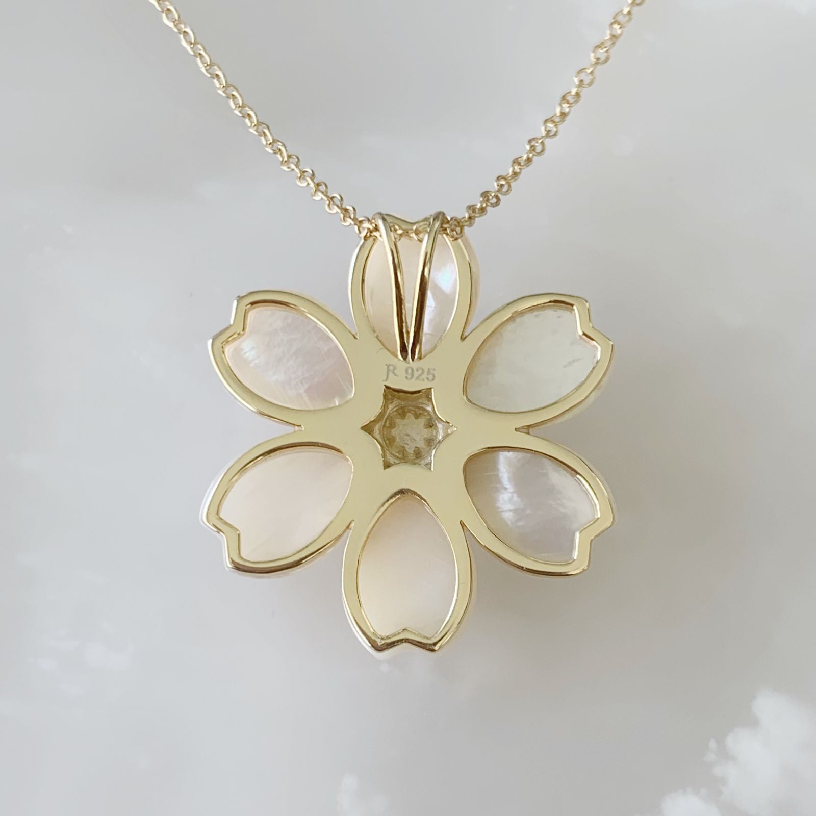 Cadena con Dije de Flor en Madre Perla y Plata Dorada  19-PCE-L29A00