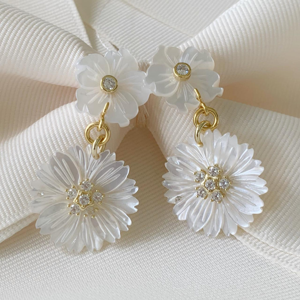 Aretes Colgantes de Flor en Madre Perla y Plata Dorada  05-AR-L26A00