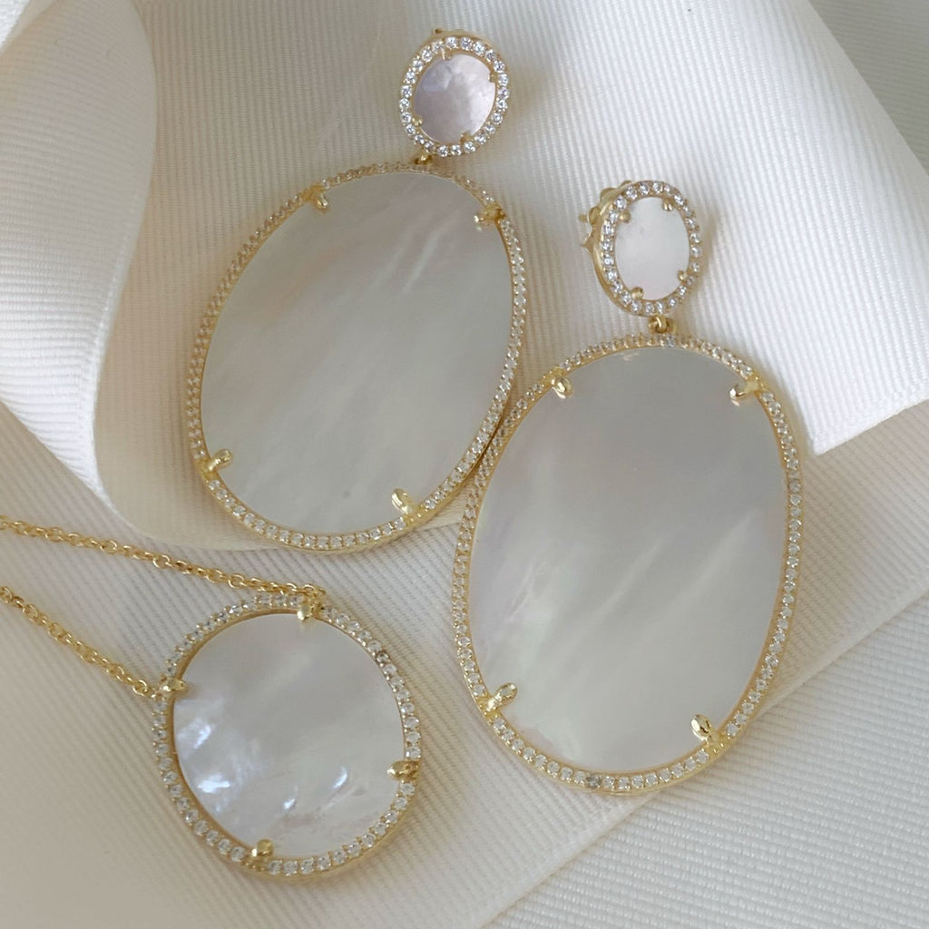 Juego de Cadena Dije y Aretes Ovalado en Madre Perla con Plata Dorada 26-CD-AR-L17-L51