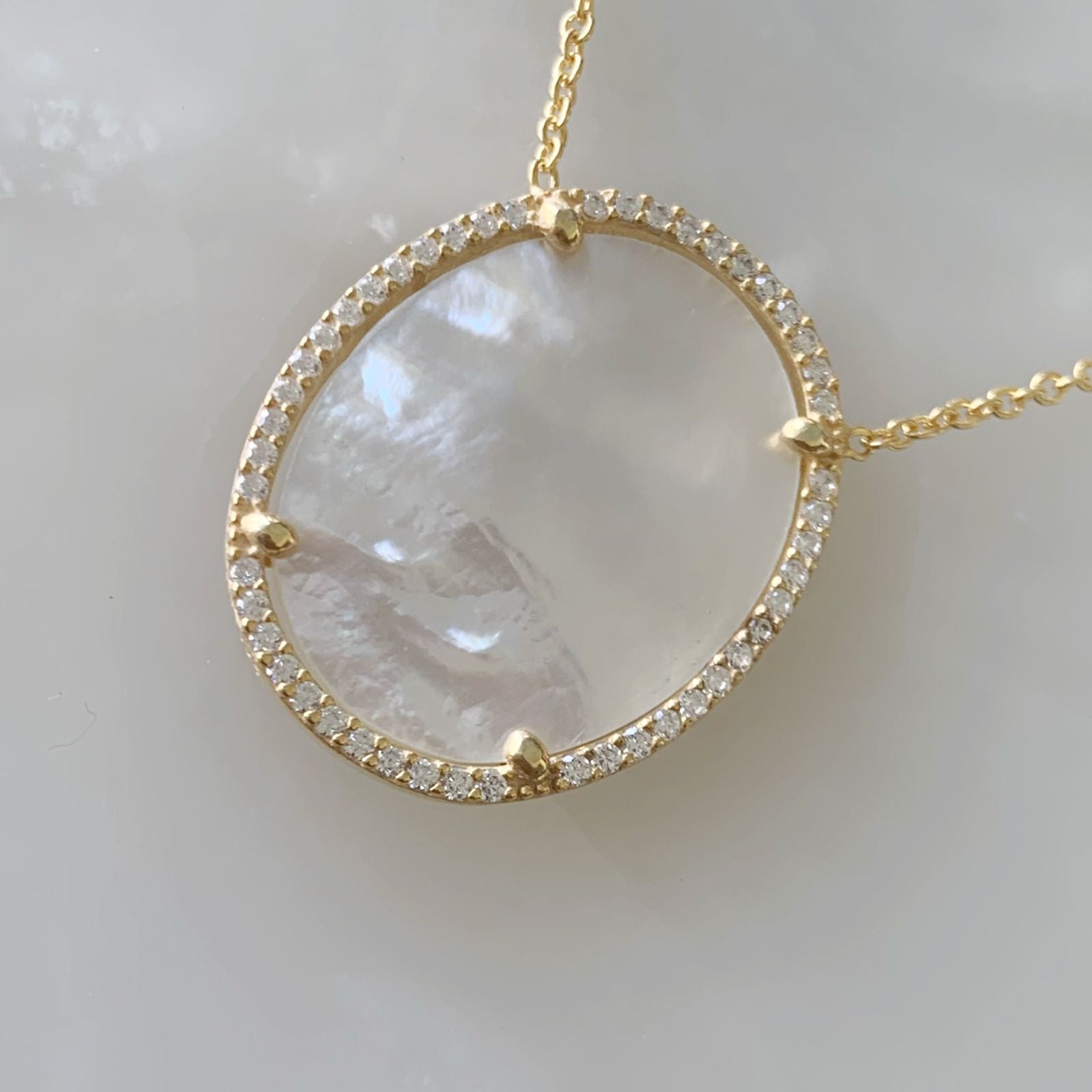 Juego de Cadena Dije y Aretes Ovalado en Madre Perla con Plata Dorada 26-CD-AR-L17-L51