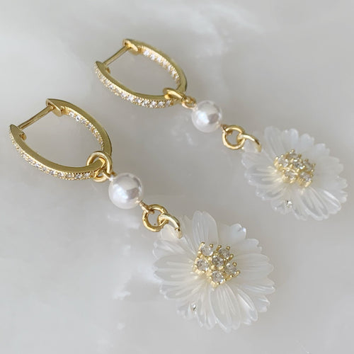Aretes Colgantes de Flor en Madre Perla y Plata Dorada  07-AR-L25A50