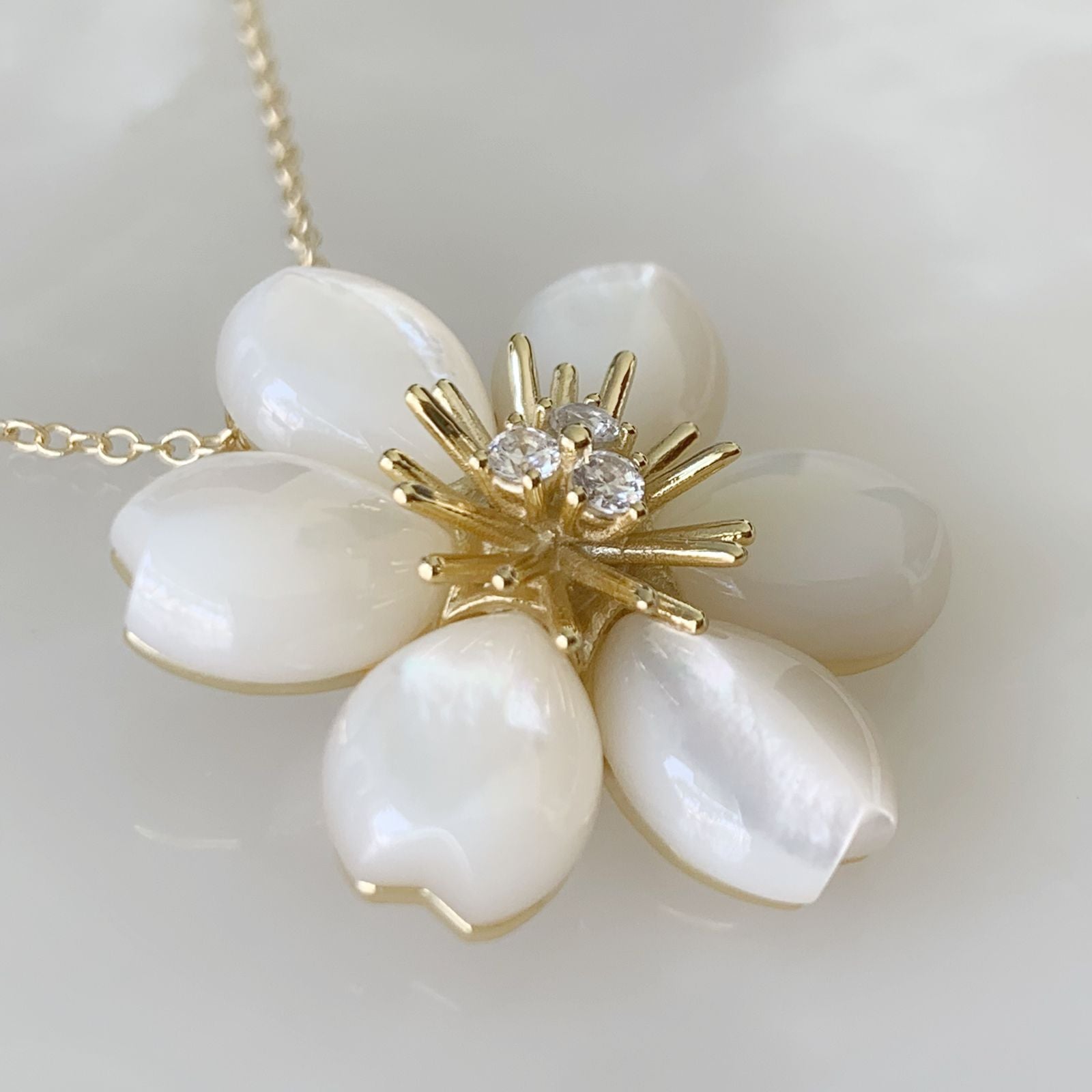 Cadena con Dije de Flor en Madre Perla y Plata Dorada  19-PCE-L29A00