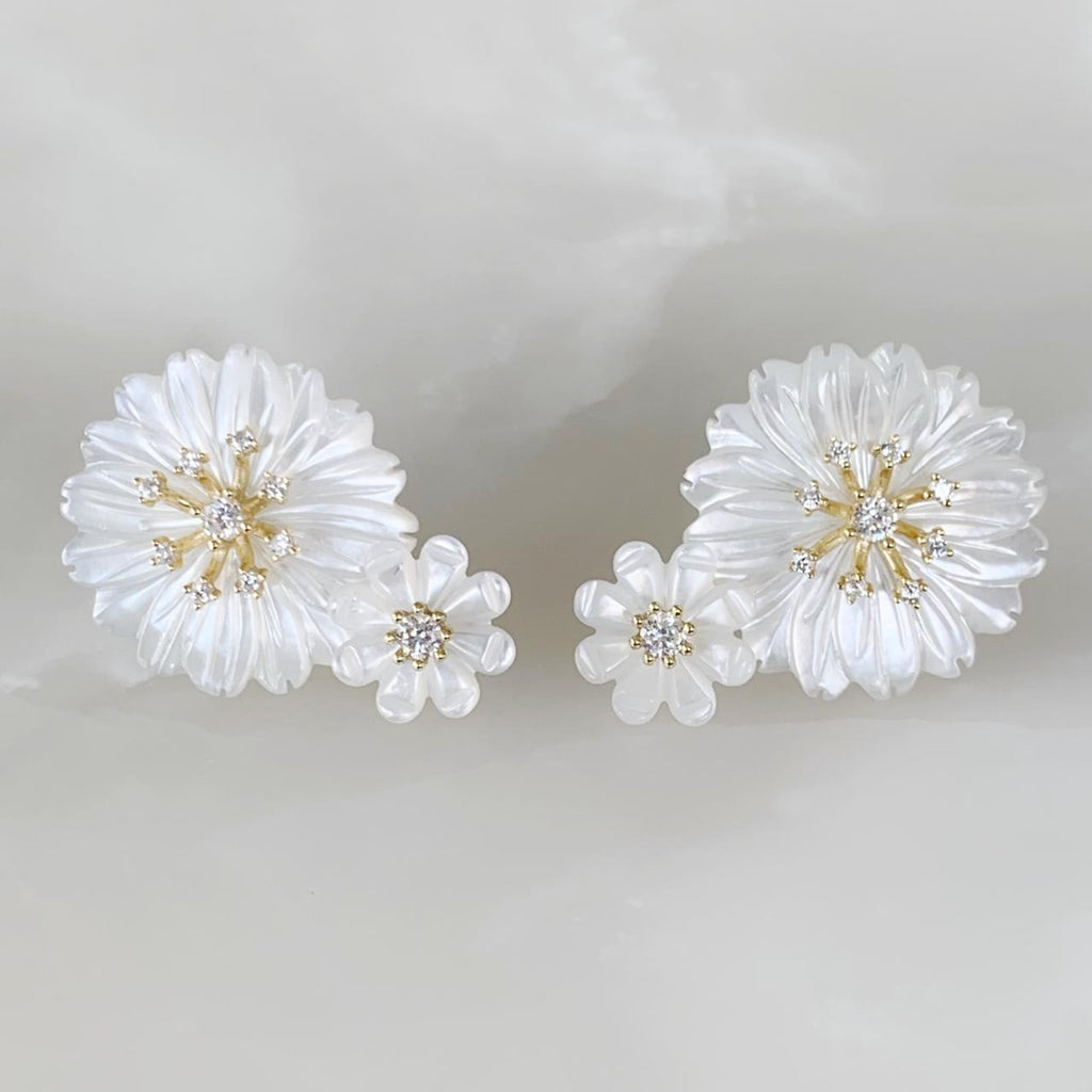 Aretes Colgantes de Flor en Madre Perla y Plata Dorada  04-AR-L22A25