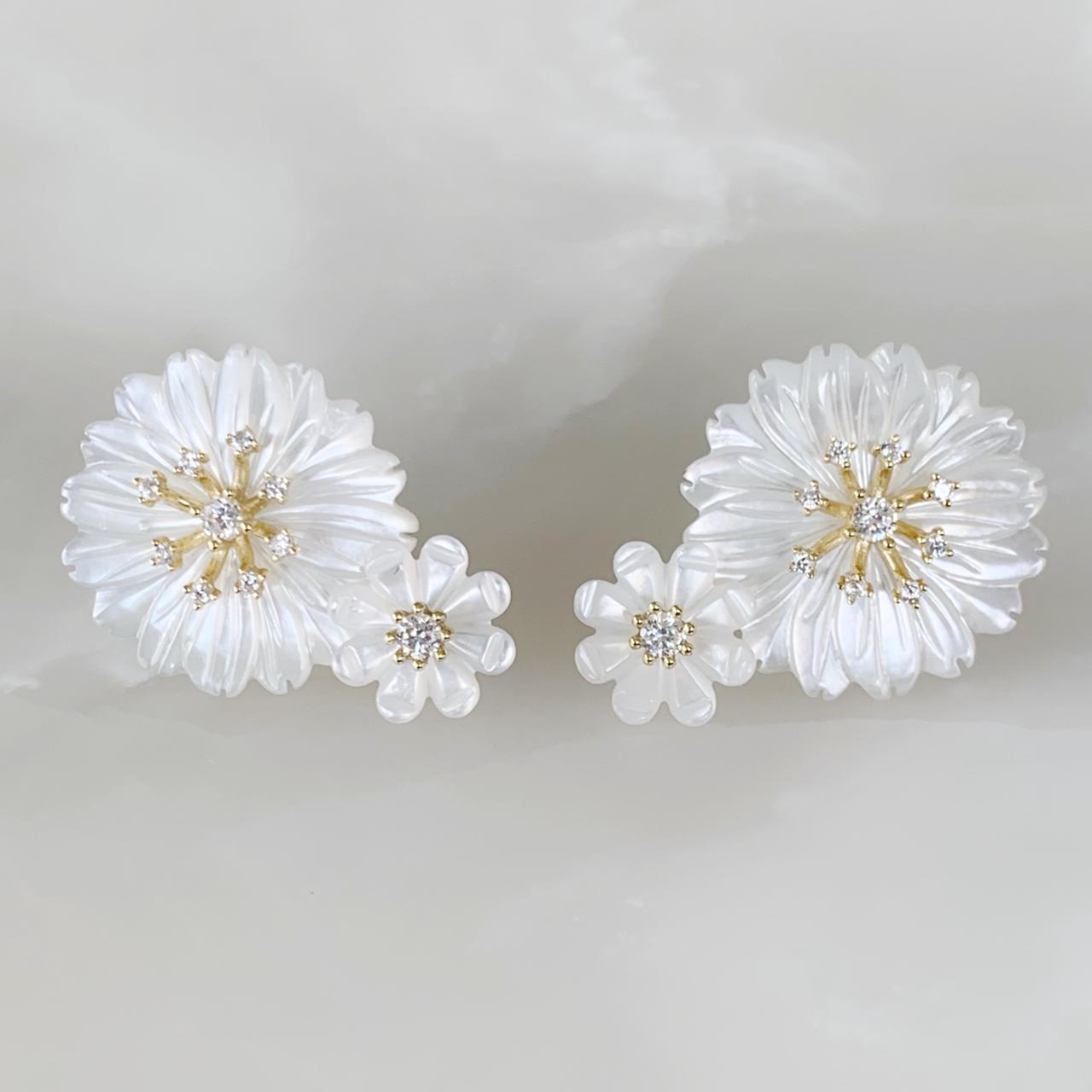 Aretes Colgantes de Flor en Madre Perla y Plata Dorada  04-AR-L22A25