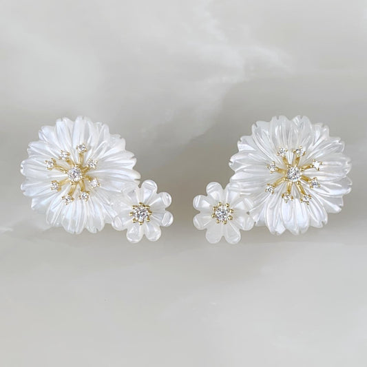 Aretes Colgantes de Flor en Madre Perla y Plata Dorada  04-AR-L22A25